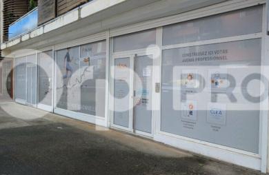 CAYENNE - Plateau de bureaux de 230 m² en rez-de-chaussée avec vitrine et parking.
