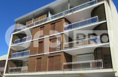 CAYENNE - Plateau de bureaux de 230 m² en rez-de-chaussée avec vitrine et parking.