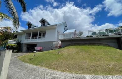Villa de type F5 et pette dépendance avec vue mer sur les hauteurs de CASE-PILOTE