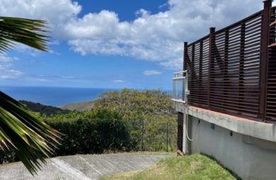 Villa de type F5 et pette dépendance avec vue mer sur les hauteurs de CASE-PILOTE