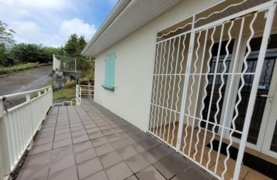 Un immeuble: 4 locaux professionnels et un logement F3