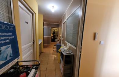 Un immeuble: 4 locaux professionnels et un logement F3