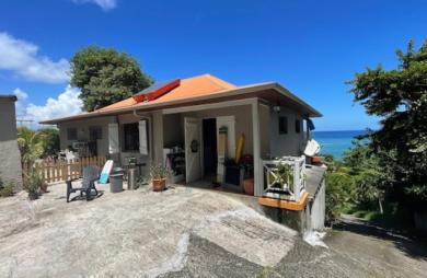 Belle villa (maison) vendue avec locataire en place, composée de deux appartements à Tartane avec vue mer -