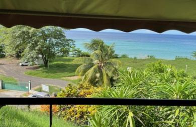 Belle villa (maison) vendue avec locataire en place, composée de deux appartements à Tartane avec vue mer -