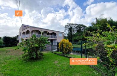 À vendre : Belle maison familiale avec vue mer et campagne, deux appartements indépendants, jardin arboré à AJ