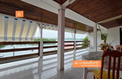 À vendre : Maison sur trois niveaux avec vue mer, divisée en trois appartements au ROBERT