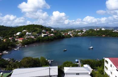 À vendre : Maison sur trois niveaux avec vue mer, divisée en trois appartements au ROBERT