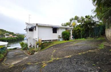 À vendre : Maison sur trois niveaux avec vue mer, divisée en trois appartements au ROBERT