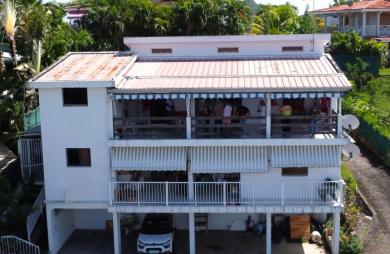 À vendre : Maison sur trois niveaux avec vue mer, divisée en trois appartements au ROBERT