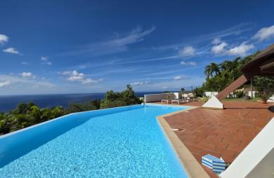 Villa d’Exception avec Vue Mer, Piscine et Beaux Volumes dans Quartier Résidentiel au Lotissement La Caraïbe à