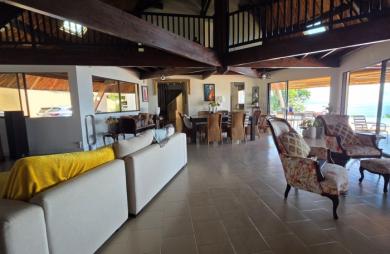 Villa d’Exception avec Vue Mer, Piscine et Beaux Volumes dans Quartier Résidentiel au Lotissement La Caraïbe à