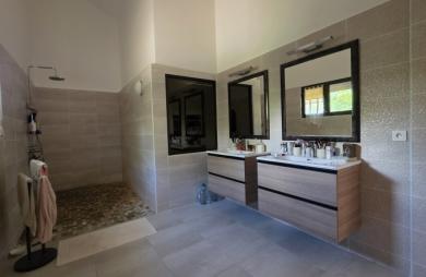 Villa d’Exception avec Vue Mer, Piscine et Beaux Volumes dans Quartier Résidentiel au Lotissement La Caraïbe à