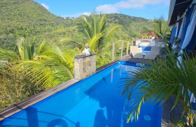 Magnifique villa F4 avec  piscine, vue mer et garage en parfaite état