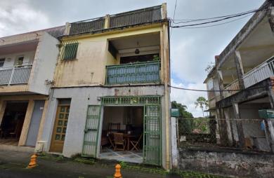 A vendre Immeuble de rapport mixte avec commerces et appartements au cœur du bourg du GROS-MORNE