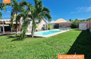À vendre : Charmante maison T3 en duplex avec piscine et jardin arboré au VAUCLIN