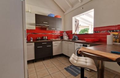 À vendre : Charmante maison T3 en duplex avec piscine et jardin arboré au VAUCLIN