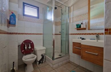 À vendre : Charmante maison T3 en duplex avec piscine et jardin arboré au VAUCLIN