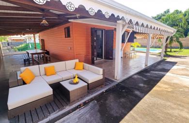 À vendre : Charmante maison T3 en duplex avec piscine et jardin arboré au VAUCLIN