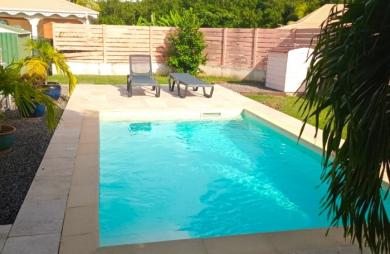 À vendre : Charmante maison T3 en duplex avec piscine et jardin arboré au VAUCLIN