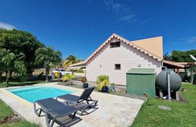 À vendre : Charmante maison T3 en duplex avec piscine et jardin arboré au VAUCLIN