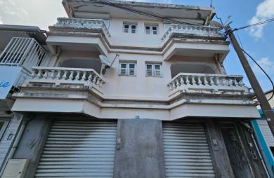 Immeuble de deux appartements + un espace commercial, bourg - SAINTE-LUCE