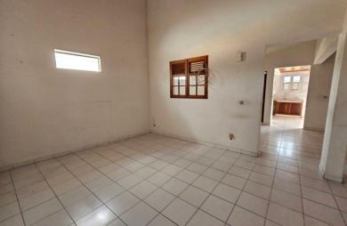 Immeuble de deux appartements + un espace commercial, bourg - SAINTE-LUCE