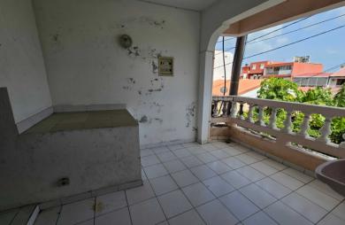 Immeuble de deux appartements + un espace commercial, bourg - SAINTE-LUCE