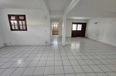 Immeuble de deux appartements + un espace commercial, bourg - SAINTE-LUCE