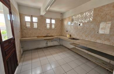 Immeuble de deux appartements + un espace commercial, bourg - SAINTE-LUCE
