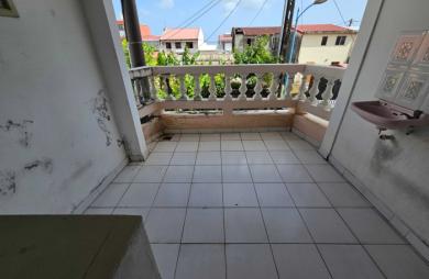 Immeuble de deux appartements + un espace commercial, bourg - SAINTE-LUCE