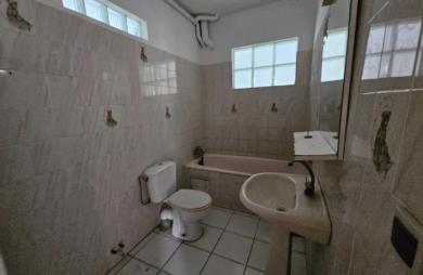 Immeuble de deux appartements + un espace commercial, bourg - SAINTE-LUCE
