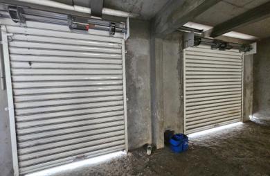 Immeuble de deux appartements + un espace commercial, bourg - SAINTE-LUCE