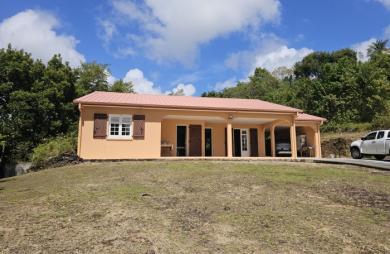 Maison F4 sur 5 071 m2 de terrain, constructible en partie - SCHOELCHER