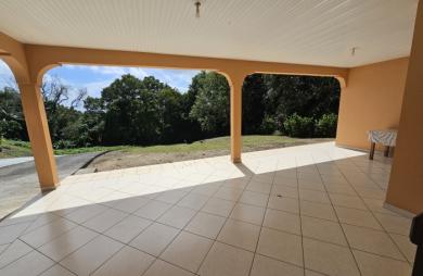 Maison F4 sur 5 071 m2 de terrain, constructible en partie - SCHOELCHER