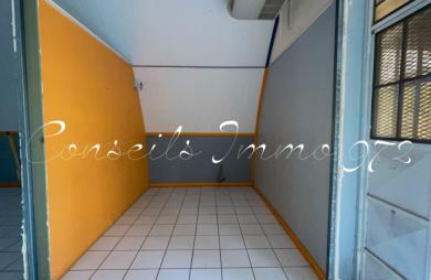 Local entrepôt 140 m2 - 4,17 m sous plafond, double accès - ZI Cocotte - Ducos