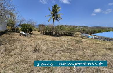 Beau terrain plat de 780m constructible