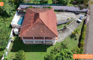 Grande maison F5 avec terrasses, piscine, vue mer et beau terrain paysagé