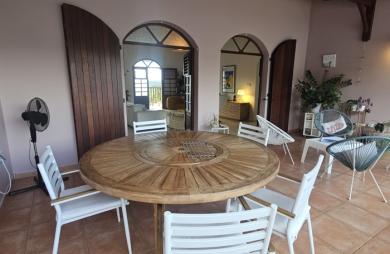 Grande maison F5 avec terrasses, piscine, vue mer et beau terrain paysagé