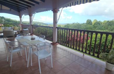 Grande maison F5 avec terrasses, piscine, vue mer et beau terrain paysagé
