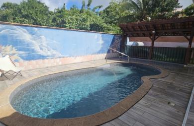 Grande maison F5 avec terrasses, piscine, vue mer et beau terrain paysagé
