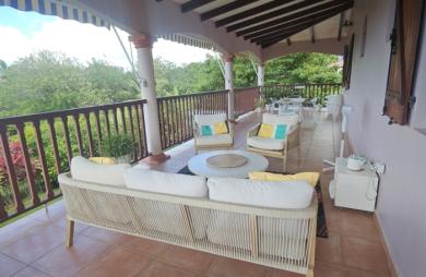 Grande maison F5 avec terrasses, piscine, vue mer et beau terrain paysagé