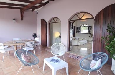 Grande maison F5 avec terrasses, piscine, vue mer et beau terrain paysagé