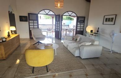 Grande maison F5 avec terrasses, piscine, vue mer et beau terrain paysagé