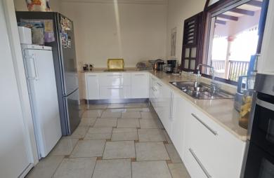 Grande maison F5 avec terrasses, piscine, vue mer et beau terrain paysagé