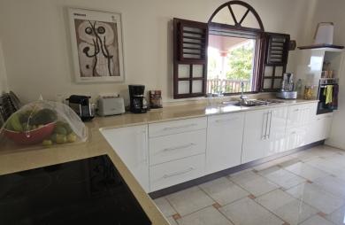 Grande maison F5 avec terrasses, piscine, vue mer et beau terrain paysagé