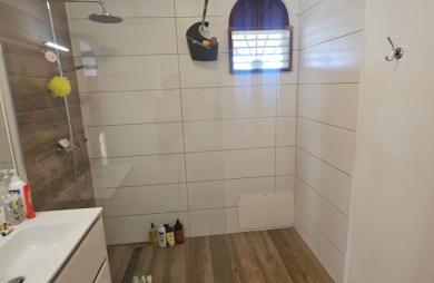 Grande maison F5 avec terrasses, piscine, vue mer et beau terrain paysagé