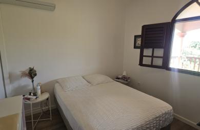 Grande maison F5 avec terrasses, piscine, vue mer et beau terrain paysagé
