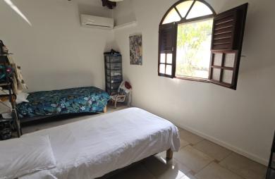 Grande maison F5 avec terrasses, piscine, vue mer et beau terrain paysagé