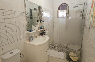 Grande maison F5 avec terrasses, piscine, vue mer et beau terrain paysagé
