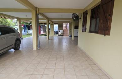 Grande maison F5 avec terrasses, piscine, vue mer et beau terrain paysagé